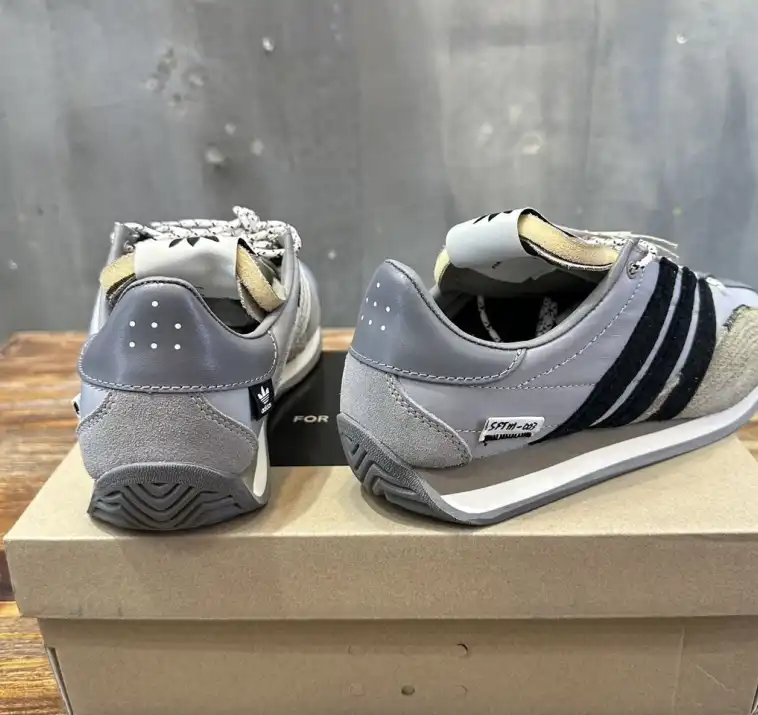 hype Adidas Sneakers