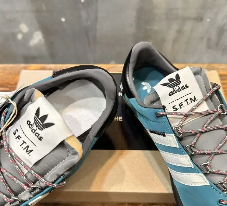 hype Adidas Sneakers