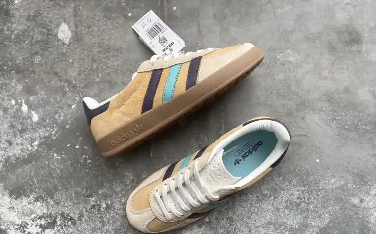 hype Adidas Sneakers