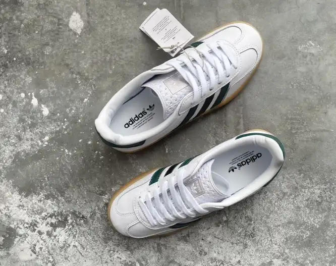 hype Adidas Sneakers