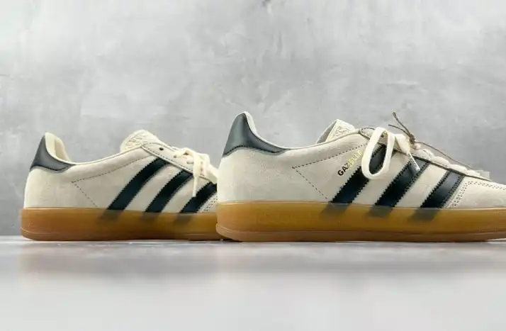 hype Adidas Sneakers