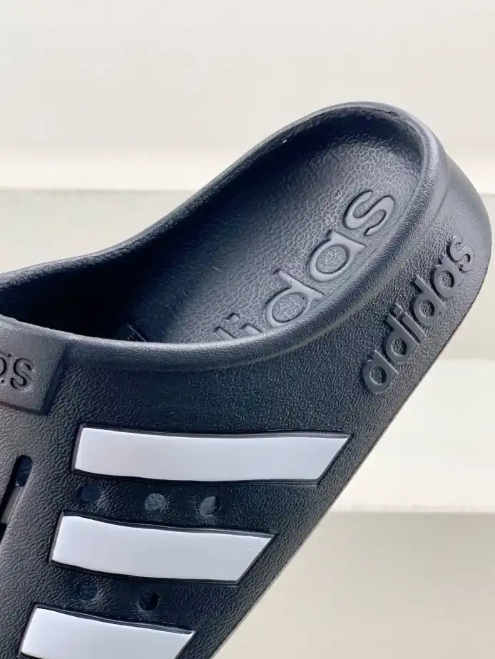 hype Adidas slippers