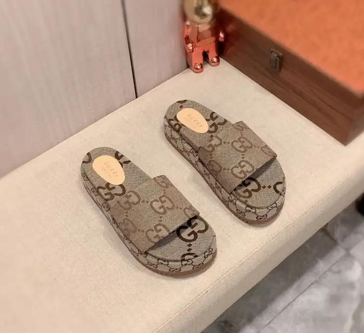 hype Gucci Slippers