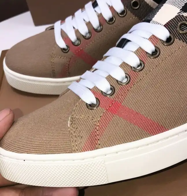 hype Burberry Sneakers