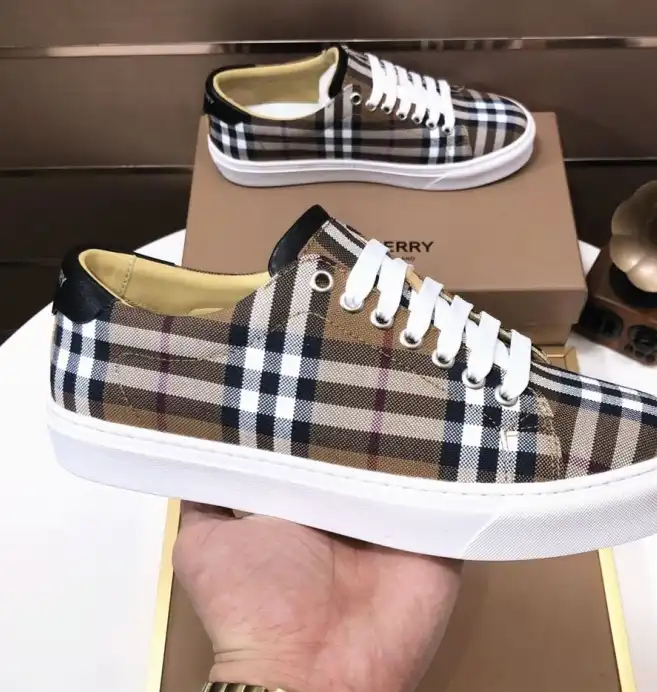 hype Burberry Sneakers