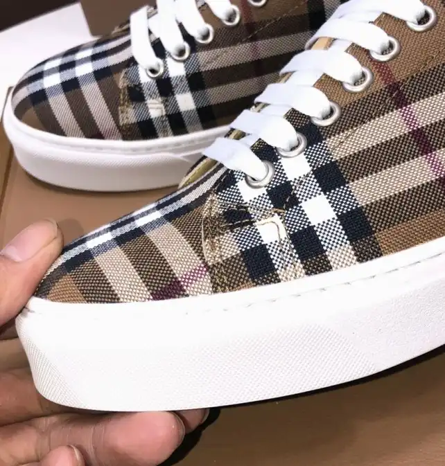 hype Burberry Sneakers