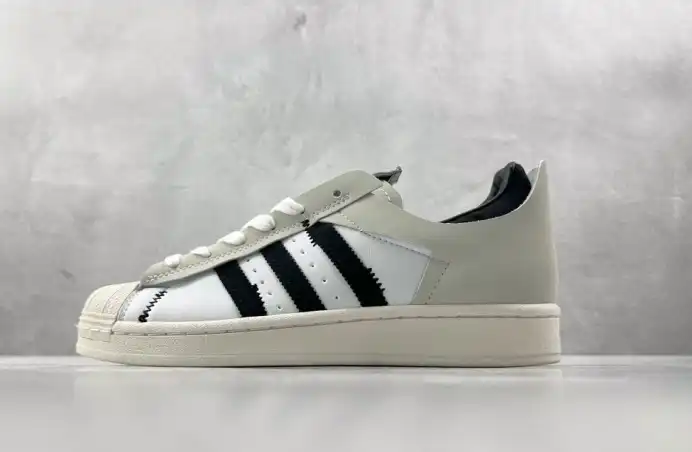 hype Adidas Sneakers