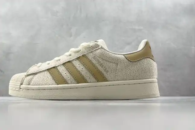 hype Adidas Sneakers