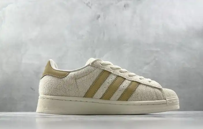 hype Adidas Sneakers