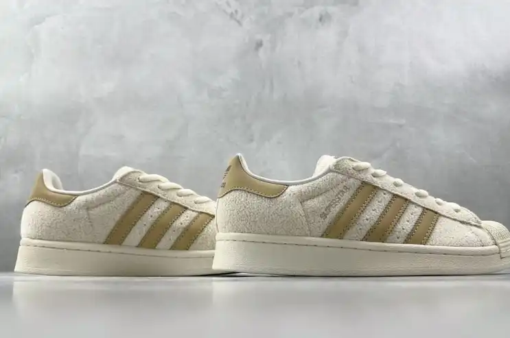 hype Adidas Sneakers