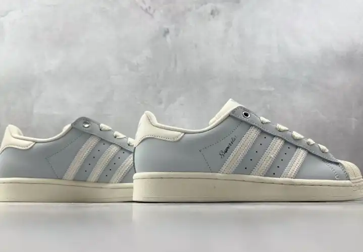 hype Adidas Sneakers