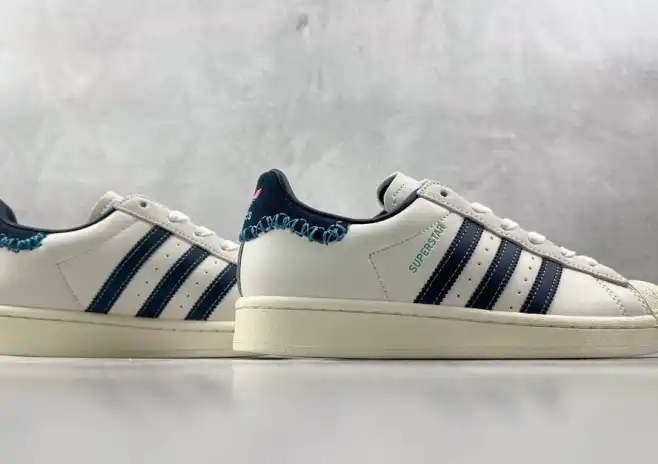 hype Adidas Sneakers