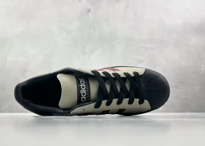 hype Adidas Sneakers