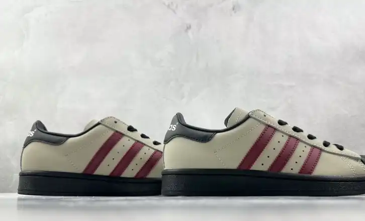 hype Adidas Sneakers