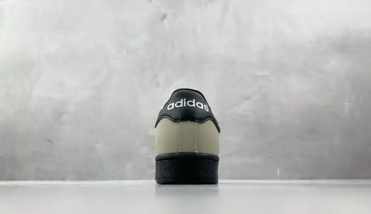 hype Adidas Sneakers