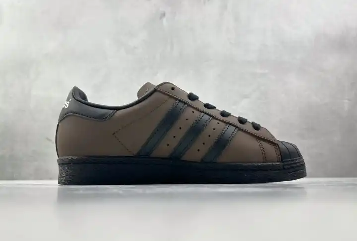 hype Adidas Sneakers