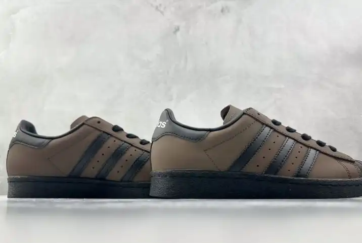 hype Adidas Sneakers