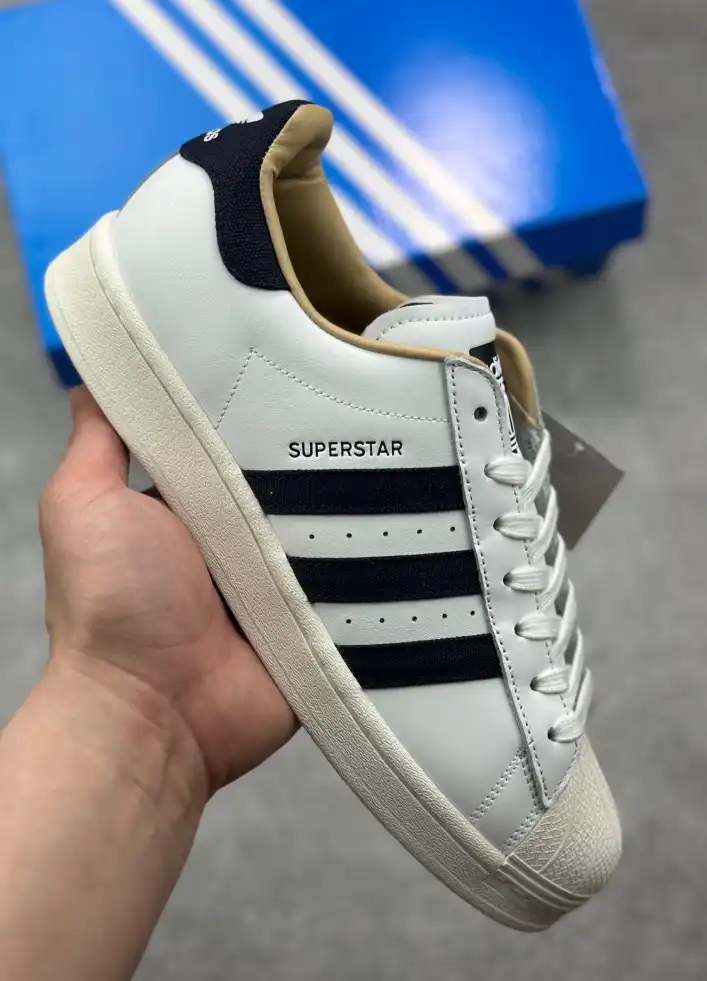 hype Adidas Sneakers