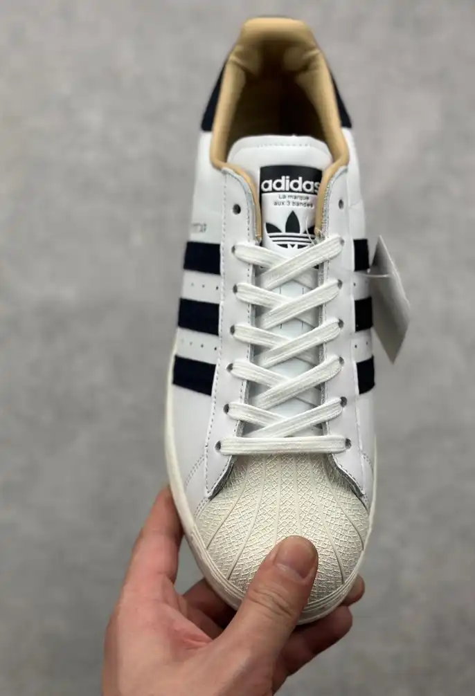 hype Adidas Sneakers