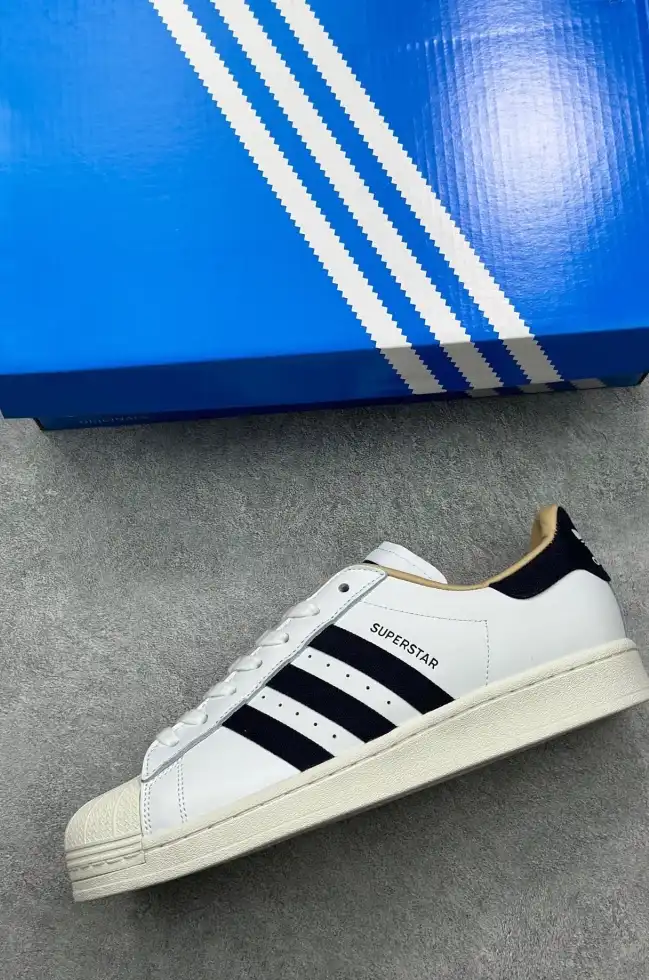 hype Adidas Sneakers