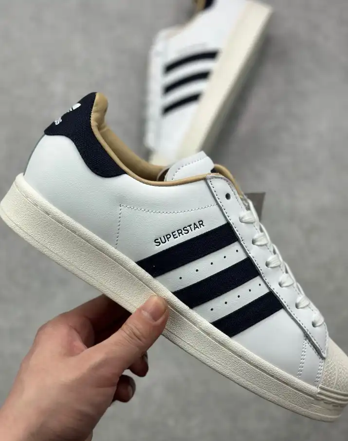 hype Adidas Sneakers