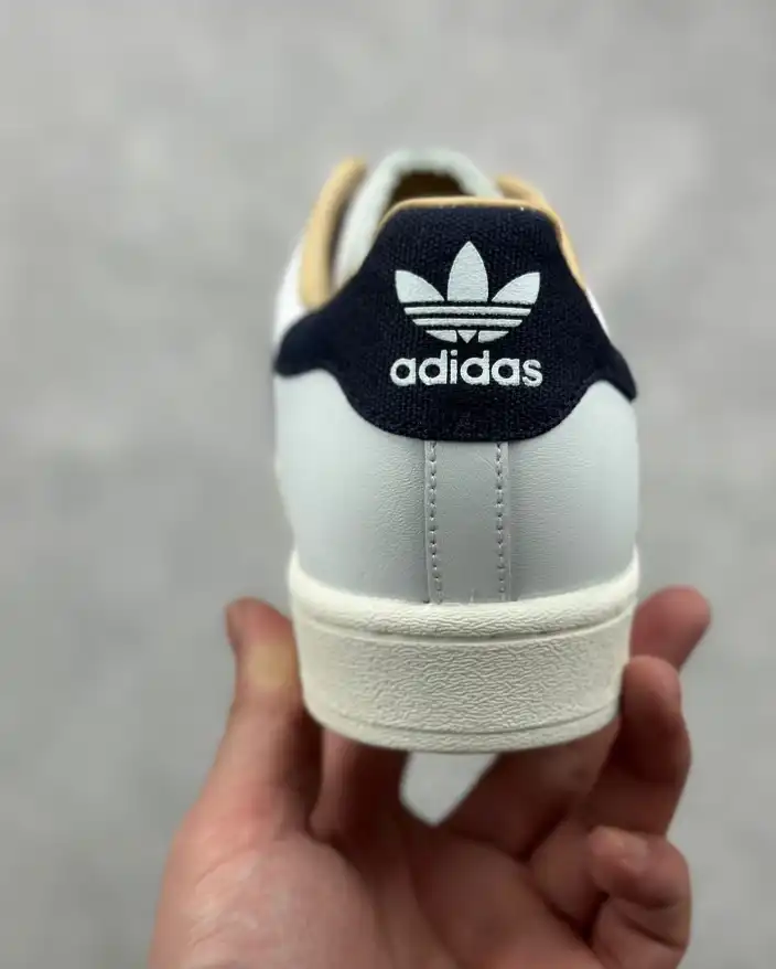 hype Adidas Sneakers