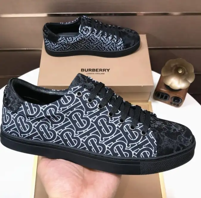 hype Burberry Sneakers