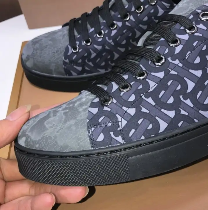 hype Burberry Sneakers