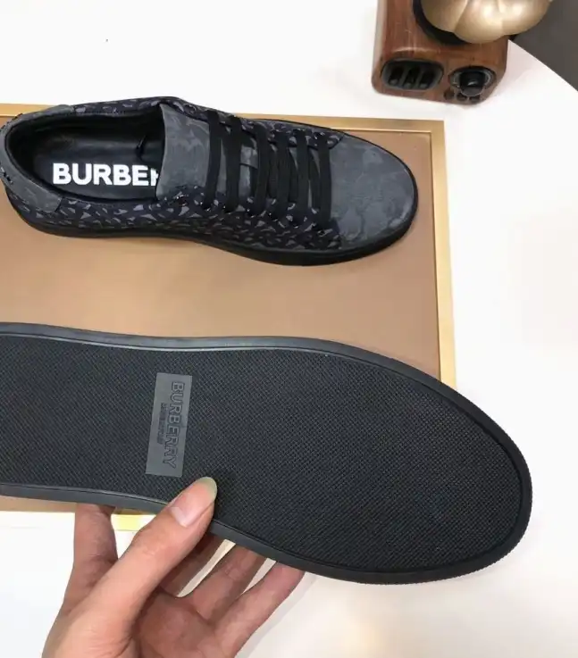 hype Burberry Sneakers