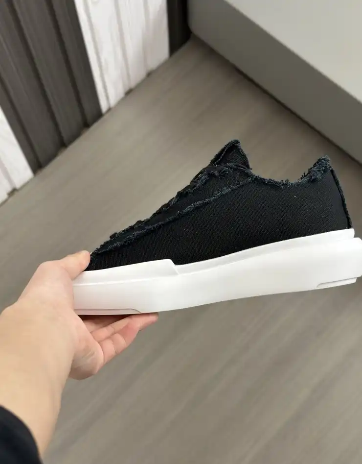 hype Adidas Sneakers