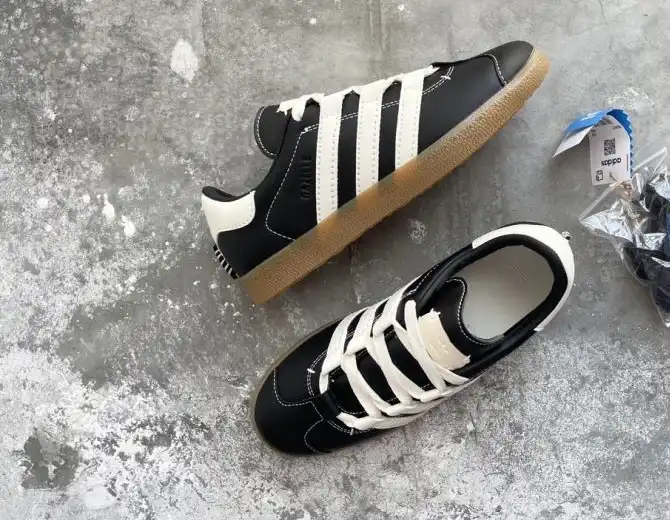 hype Adidas Sneakers