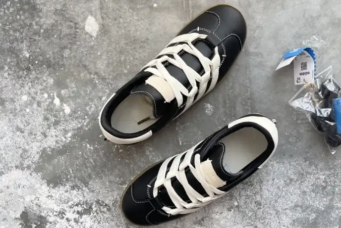 hype Adidas Sneakers