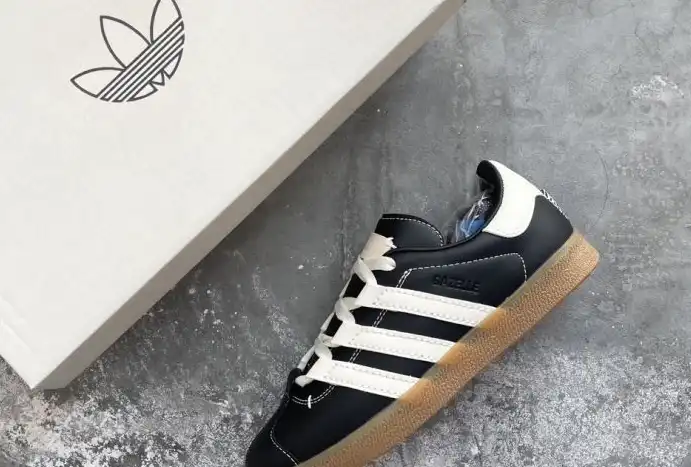 hype Adidas Sneakers