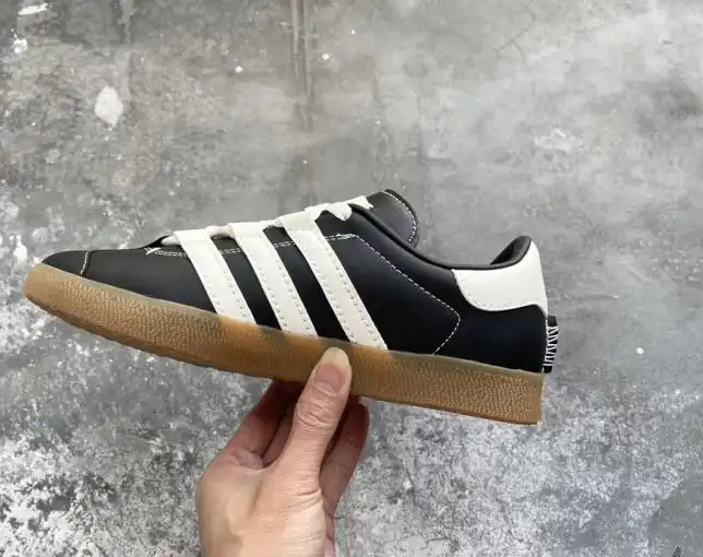 hype Adidas Sneakers