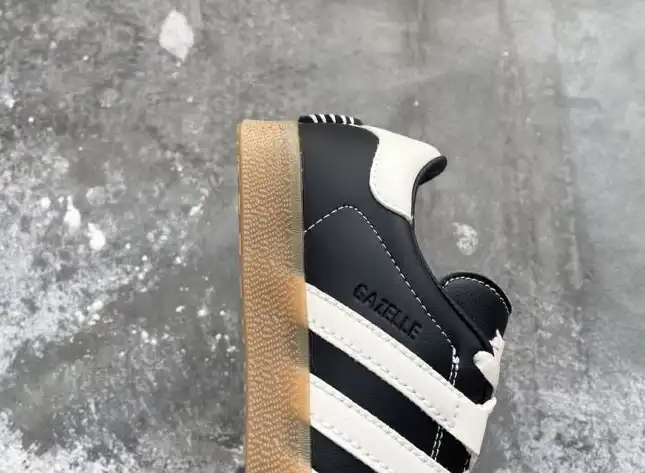 hype Adidas Sneakers