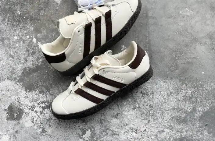 hype Adidas Sneakers