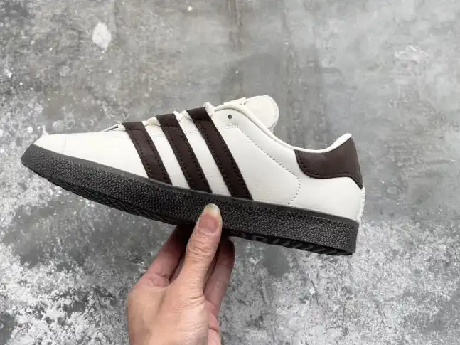 hype Adidas Sneakers