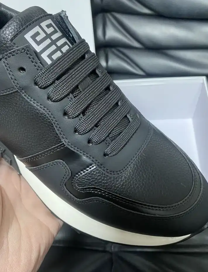 hype Givenchy Sneakers