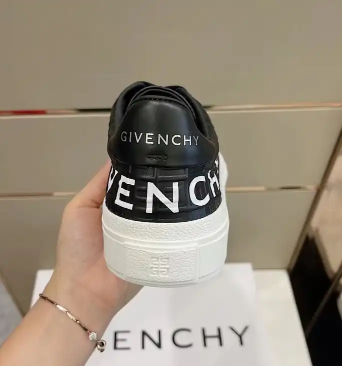 hype Givenchy Sneakers