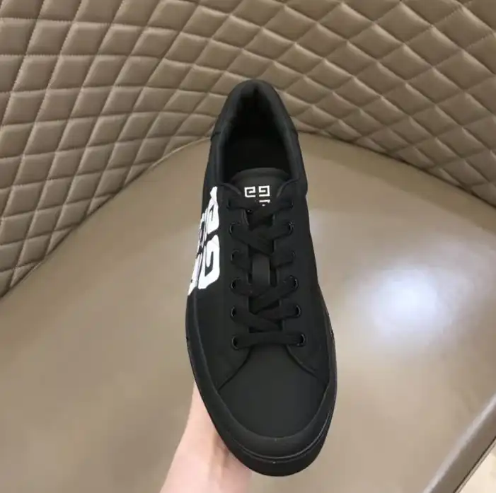 hype Givenchy Sneakers