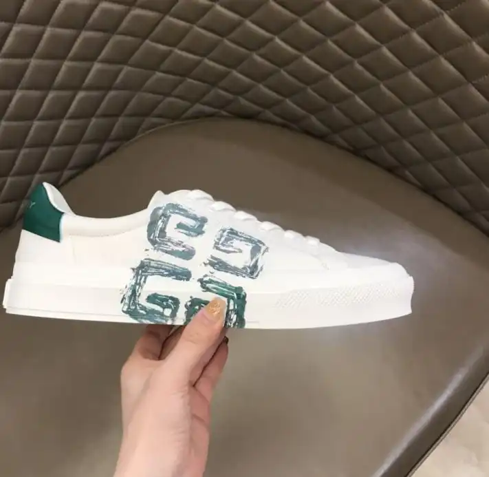 hype Givenchy Sneakers