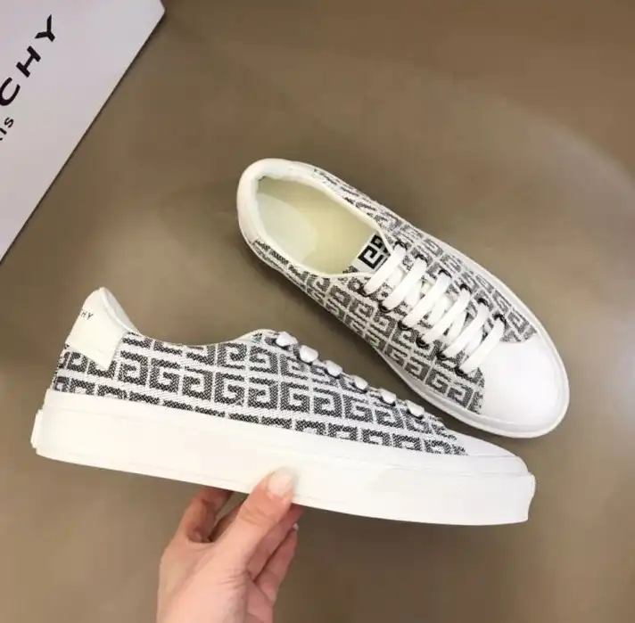 hype Givenchy Sneakers