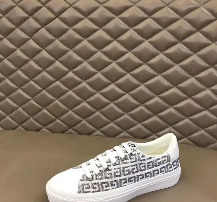 hype Givenchy Sneakers