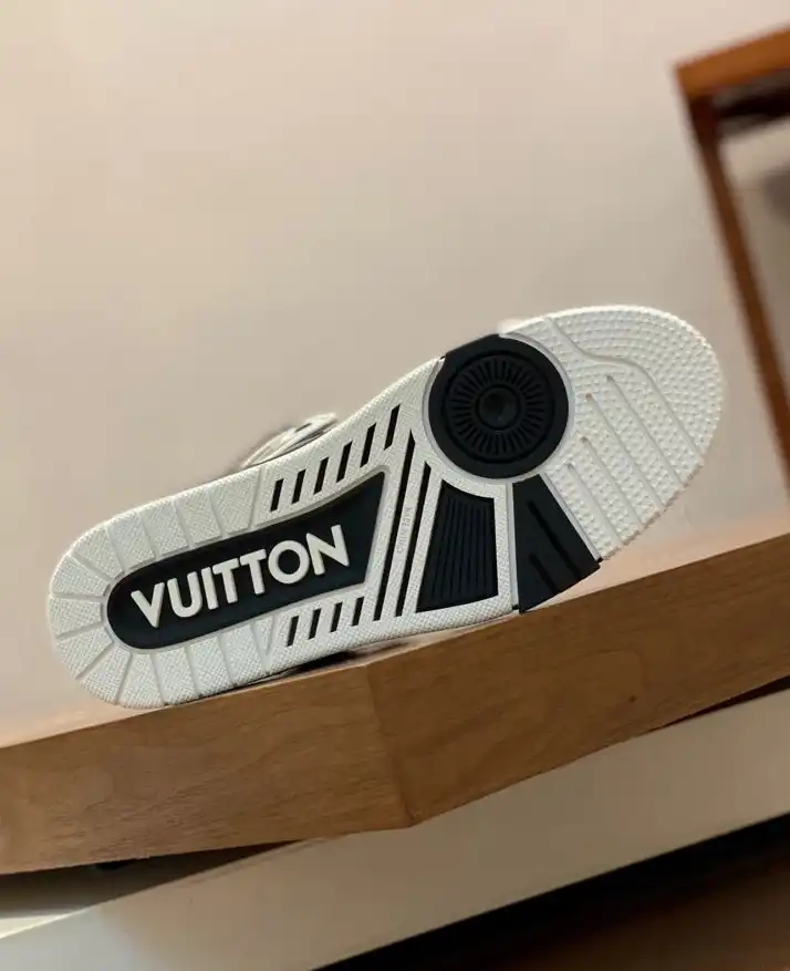 hype Louis Vuitton Sneakers