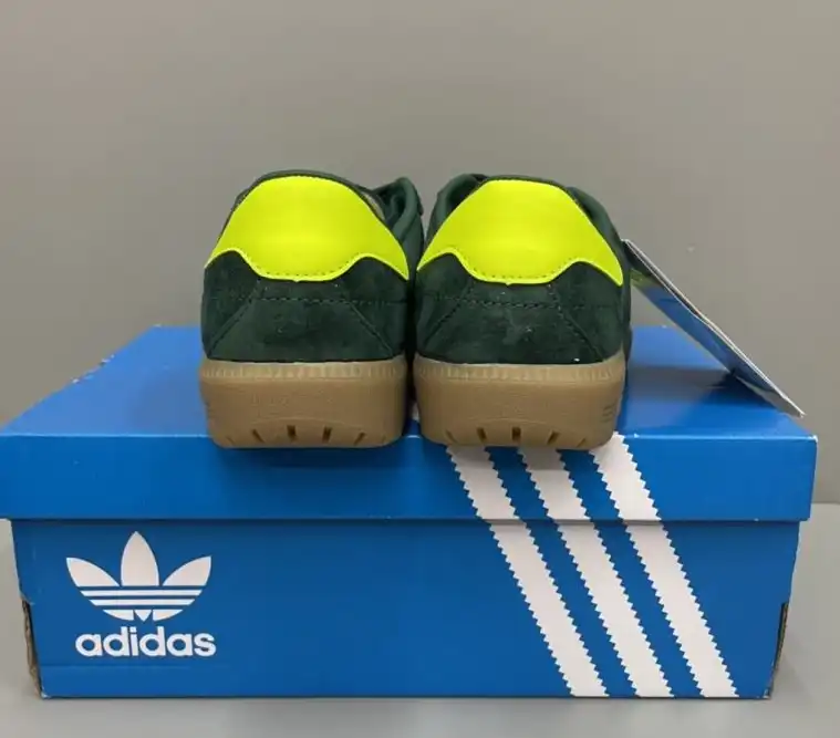 hype Adidas Sneakers