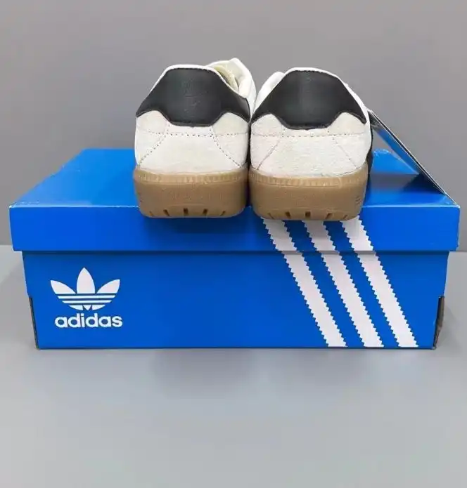 hype Adidas Sneakers