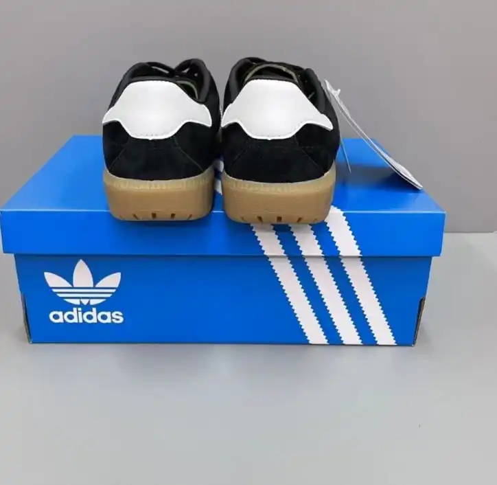 hype Adidas Sneakers