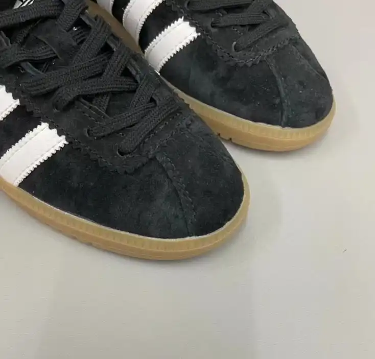 hype Adidas Sneakers