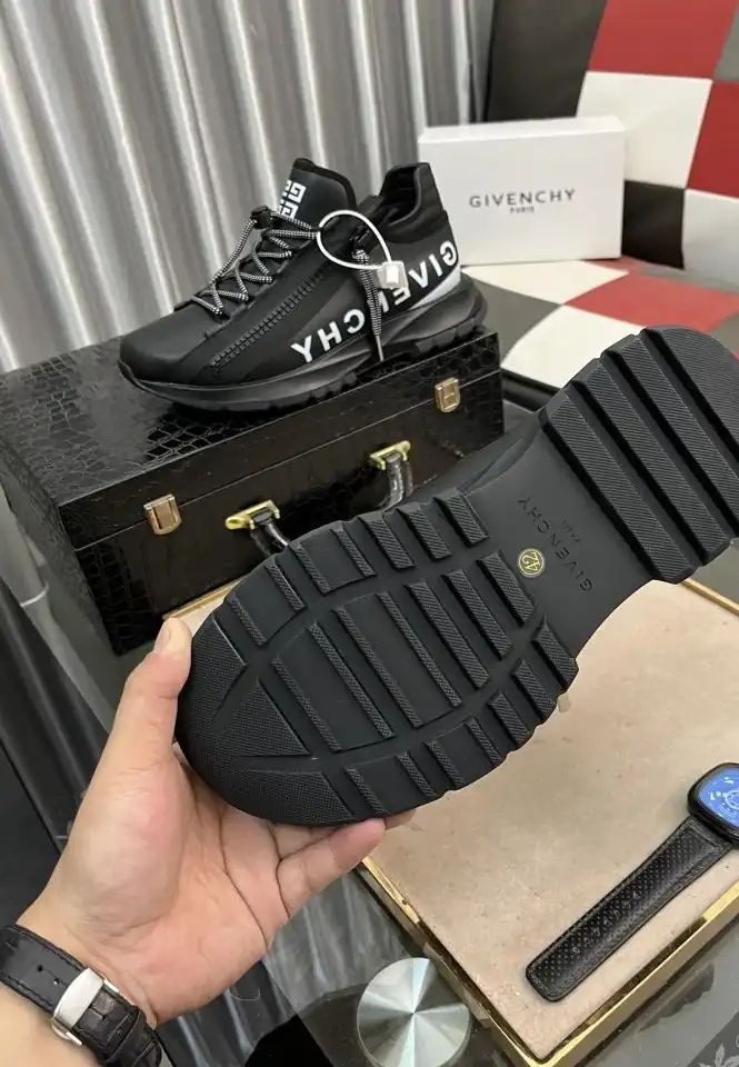 hype Louis Vuitton Sneakers