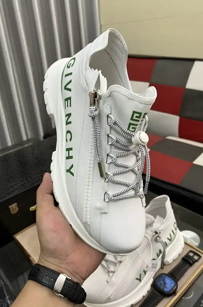 hype Louis Vuitton Sneakers